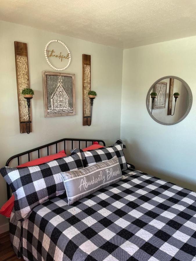 Hotel Millz Manor Fall River Mills Esterno foto