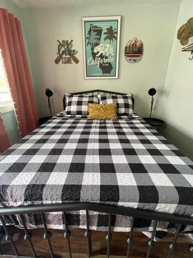 Hotel Millz Manor Fall River Mills Esterno foto