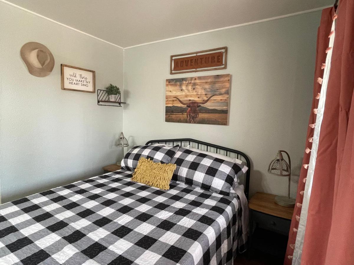 Hotel Millz Manor Fall River Mills Esterno foto